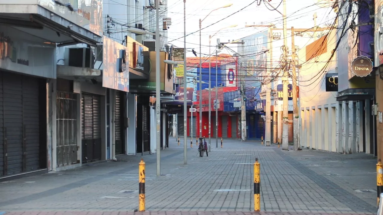 Rua de comércio vazia, lojas fechadas, antes do diagnóstico
